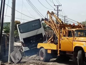 Bus Pariwisata Angkut Rombongan Pelajar Tabrak Tiang Listrik Dan Pagar Markas Kodim 0208 Asahan