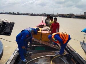 Kapal patroli II 1014 Sat Polairud Polres Tanjung Balai Melaksanakan Patroli di Sepanjang Perairan Himbau Nelayan Cek Body Kapal Sebelum Berlayar