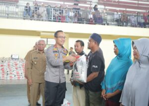 Kapolres Asahan Bersama Bupati Asahan Serahkan Bantuan Beras Kaum Dhu’afa