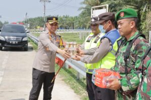 Kapolres Asahan Bersama Waka Polres Asahan Kunjungi Personil Yang Bertugas Menjaga Arus Mudik OPS Ketupat Toba 2024