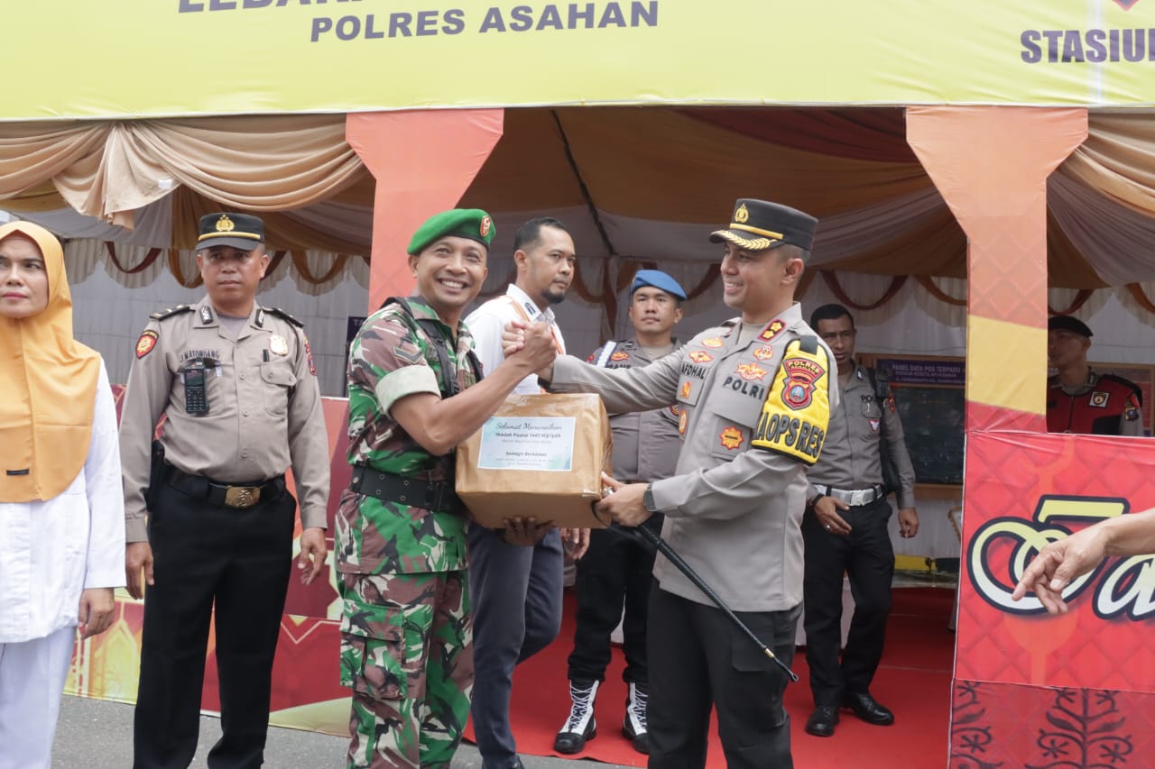 Kapolres Asahan Memberikan Bingkisan Kepada Personil Yang Bertugas Pengamanan OPS Ketupat Toba 2024
