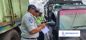 Unit Kamsel Satlantas Polres Tanah Karo Sosialisasikan Ops Patuh Toba 2025, Bagikan Stiker Imbauan ke Pengendara