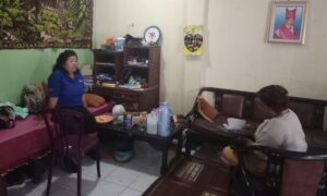 Mahdalena Sinulingga Jenguk Ibu Pemred iNewsRakyat yang Sakit
