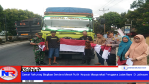 Camat Rahuning Bagikan Bendera Merah Putih Kepada Masyarakat Pengguna Jalan Raya Di Jalinsum