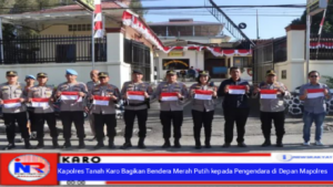 Kapolres Tanah Karo Bagikan Bendera Merah Putih kepada Pengendara di Depan MapolresKabanjahe,