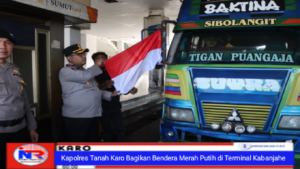 Kapolres Tanah Karo Bagikan Bendera Merah Putih di Terminal Kabanjahe