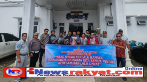 Satlantas Polres Tanah Karo Bagikan Helm SNI di Samsat Kabanjahe