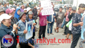 Usut Pembunuhan Berencana, Keluarga korban & Masyarakat Datangi Polres Tanah Karo