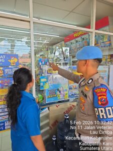 Personel Seksi Profesi dan Pengamanan (Sipropam) Polres Tanah Karo melaksanakan kegiatan pemasangan Stiker QR Code