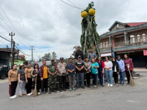 Polsek Tigapanah Bersama Warga Gotong Royong Wujudkan Desa Dolatrakyat yang Bersih dan Kondusif