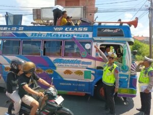 Hari Ke-12 Ops Keselamatan Toba 2026, Satlantas Polres Tanah Karo Tindak Angkutan Umum Angkut Penumpang di Atas Kap