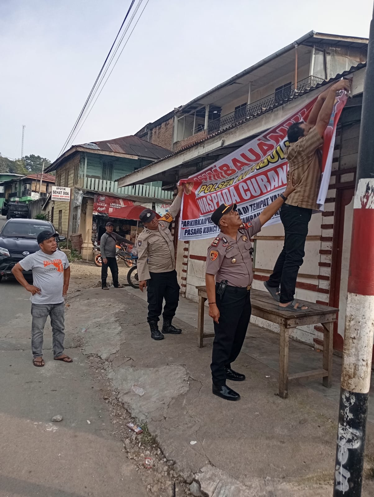 Polsek Kutabuluh Pasang Spanduk Imbauan Waspada Curanmor di Pekan Tiga Krenda