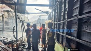 Geger..! Siang Bolong 3 Unit Rumah Di Naman Teran Dilahap Api