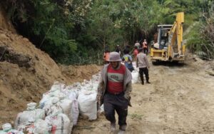 Bupati Dairi  Instruksikan Jajaran Terkait Tangani Longsor Jalan Desa Parbuluan III