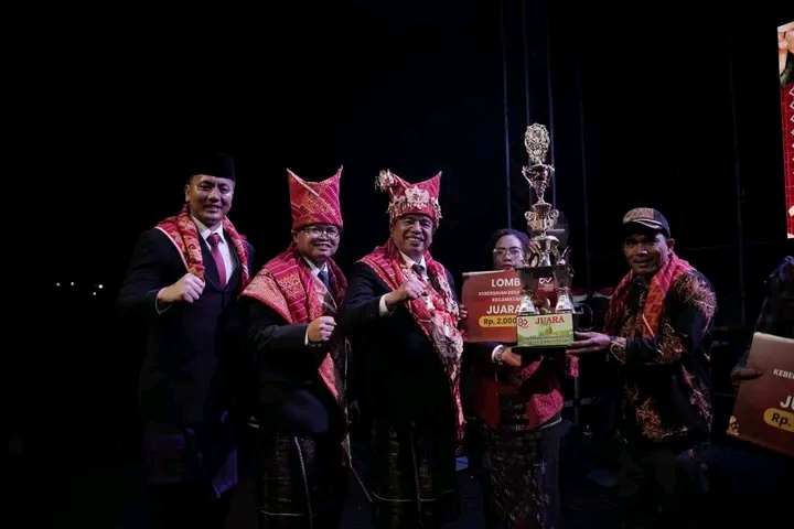 Bupati Karo Serahkan Hadiah kepada Pemenang Lomba Kebersihan Desa Antar Kecamatan di Kabupaten Karo Tahun 2026