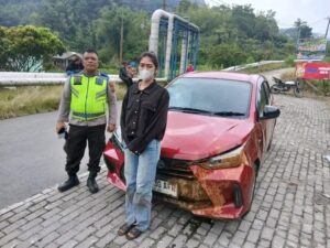 Respon Cepat Layanan 110 Polres Karo, Mobil Terjun ke Ladang di Semangat Gunung Berhasil Dievakuasi