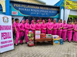 BHAYANGKARI POLRES BINJAI BERIKAN BANTUAN KEPADA PETUGAS POS PENGAMALAN LEBARAN