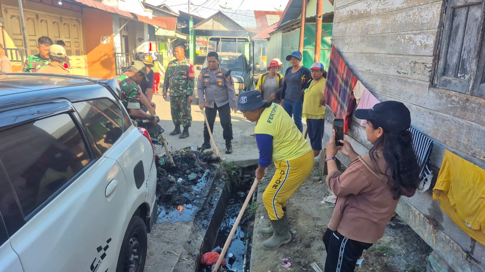 Polsek Simpang Empat Gotong Royong Bersama Warga dan Gelar Pengobatan Gratis di Desa Gajah