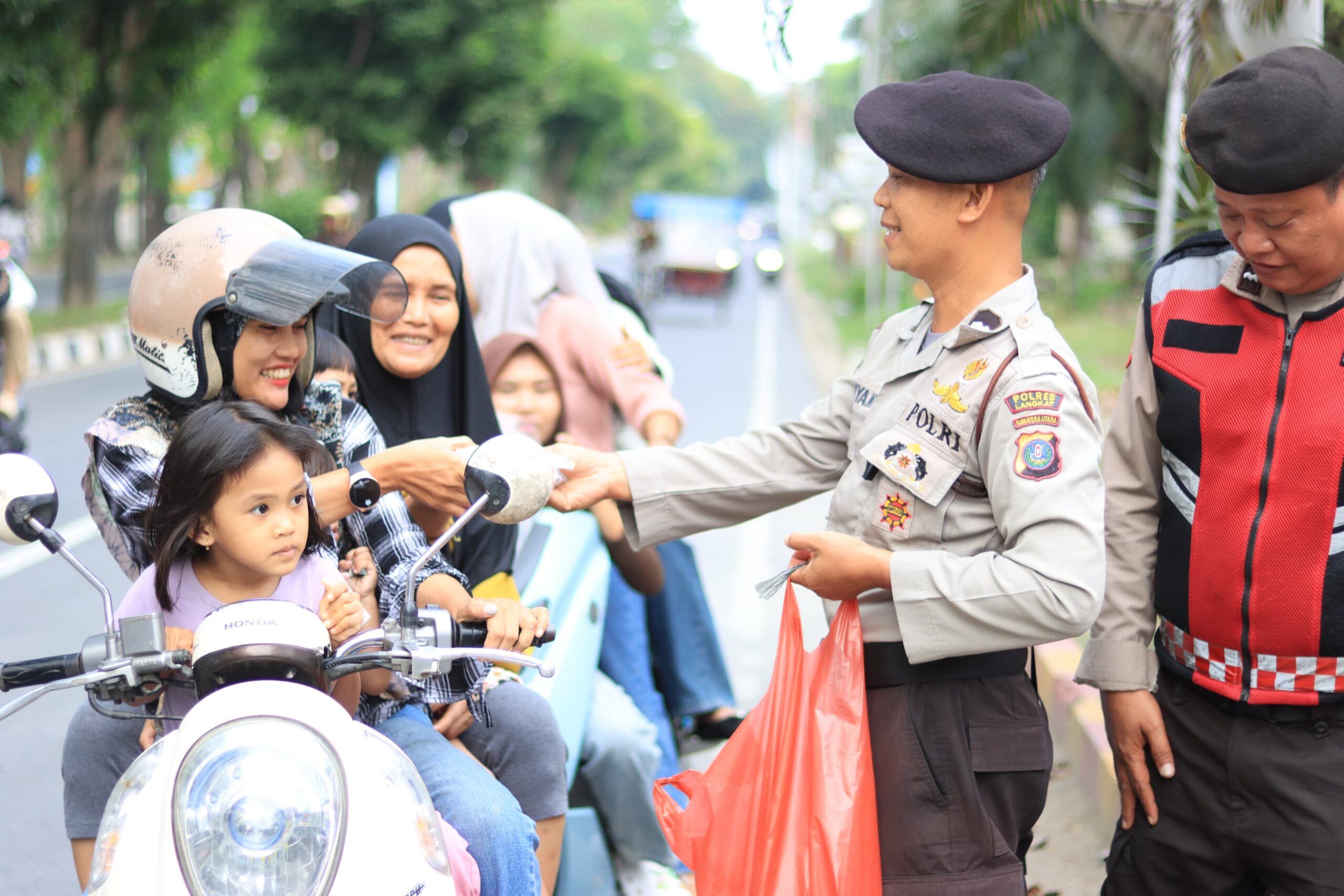 Hari ke-27 Ramadhan, Polres Langkat Berbagi Takjil untuk Masyarakat