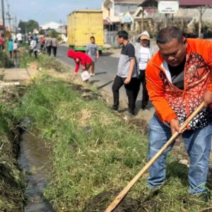 Tindak Lanjut Arahan Mendagri: Bagian Hukum Setda Karo Gelar Gotong Royong di Ndokum Siroga Hadapi Musim Hujan