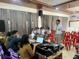 LAYANAN JEMPUT BOLA: DUKCAPIL TANAH KARO GELAR PEREKAMAN KTP-EL PEMULA DI SMAN 1 BERASTAGI
