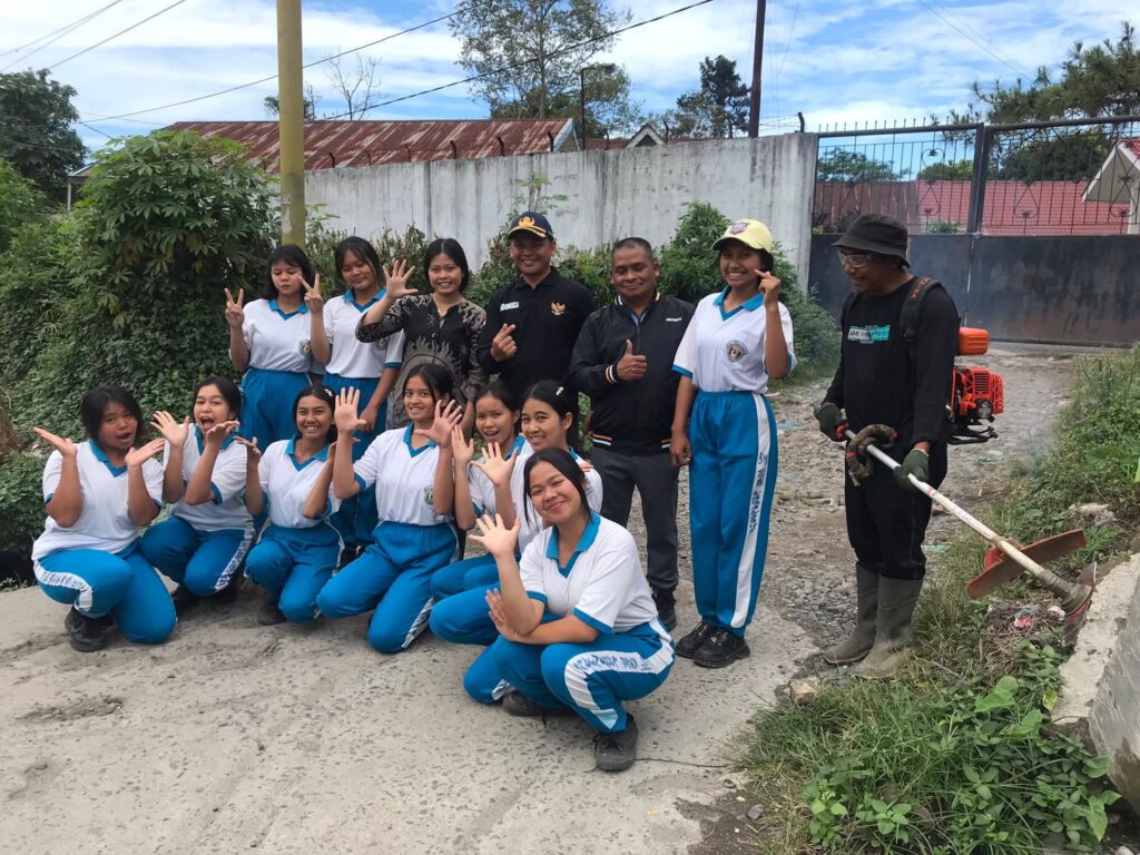 SEMANGAT PASKAH: SMK SWASTA GBKP KABANJAHE BERSIHKAN LINGKUNGAN BERSAMA KELURAHAN GUNG LETO
