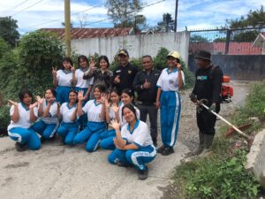 SEMANGAT PASKAH: SMK SWASTA GBKP KABANJAHE BERSIHKAN LINGKUNGAN BERSAMA KELURAHAN GUNG LETO