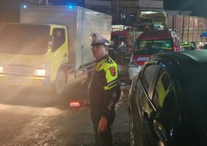 Respons Cepat Layanan 110, Polsek Tigapanah Atasi Kemacetan di Simpang Merek