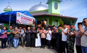 Bupati Karo Serahkan Hewan Qurban Bantuan Presiden RI di Masjid Al Munawarah Tigapanah