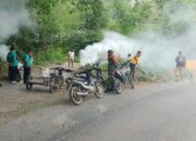 Polsek Juhar Bersama Forkopimcam dan Warga Gelar Gotong Royong Bersihkan Akses Jalan Menuju Kecamatan Juhar