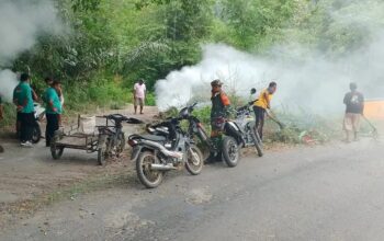 Polsek Juhar Bersama Forkopimcam dan Warga Gelar Gotong Royong Bersihkan Akses Jalan Menuju Kecamatan Juhar