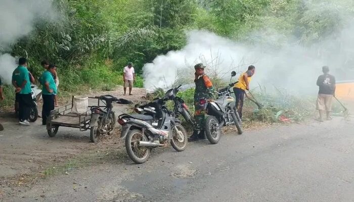 Polsek Juhar Bersama Forkopimcam dan Warga Gelar Gotong Royong Bersihkan Akses Jalan Menuju Kecamatan Juhar