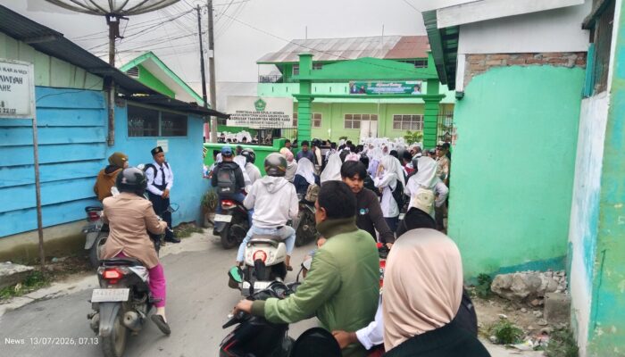 Hari Pertama Sekolah, Jalan Samura Gang Madrasah Dipenuhi Siswa dan Orang Tua