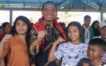 Bupati Karo Sambangi Warga Kutabuluh, Umumkan Dana Perbaikan Jalan dan Serahkan Berbagai Bantuan