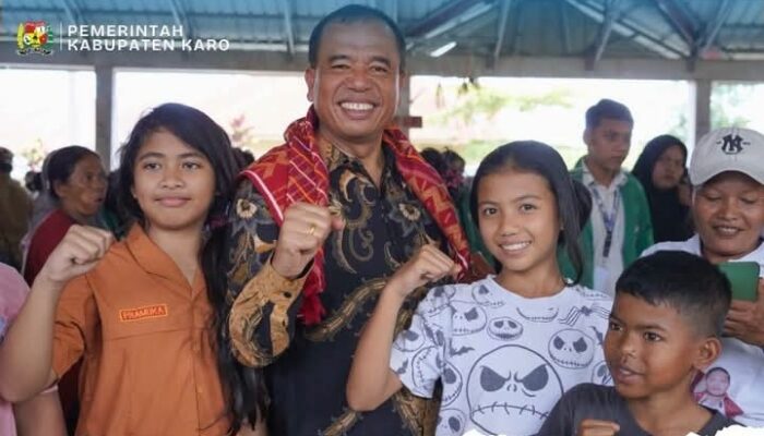 Bupati Karo Sambangi Warga Kutabuluh, Umumkan Dana Perbaikan Jalan dan Serahkan Berbagai Bantuan