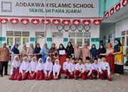 Raih Dua Prestasi di HUT RI ke-81, Tim Perpustakaan dan Paskibras Serahkan Piala kepada Kepala MIS Addakwah Kabanjahe