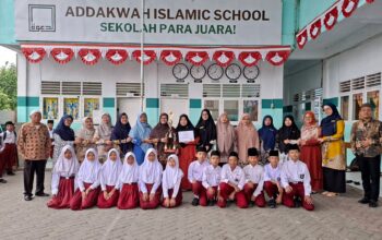Raih Dua Prestasi di HUT RI ke-81, Tim Perpustakaan dan Paskibras Serahkan Piala kepada Kepala MIS Addakwah Kabanjahe