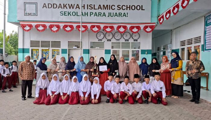 Raih Dua Prestasi di HUT RI ke-81, Tim Perpustakaan dan Paskibras Serahkan Piala kepada Kepala MIS Addakwah Kabanjahe