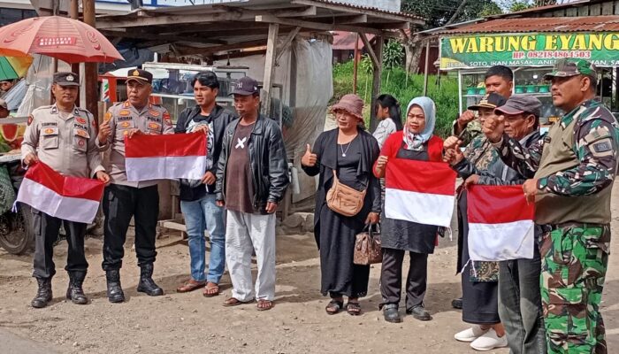 Jelang HUT RI ke-81, Forkopimcam Simpang Empat Bagikan Bendera Merah Putih kepada Masyarakat