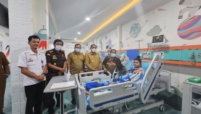 Forkopimda Karo Jenguk Empat Siswa Diduga Terdampak MBG di Dua Rumah Sakit Medan