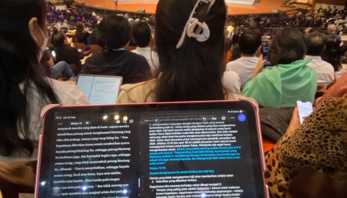 Janganlah kamu mengasihi dunia dan apa yang ada di dalamnya. 1 Yohanes 2:15