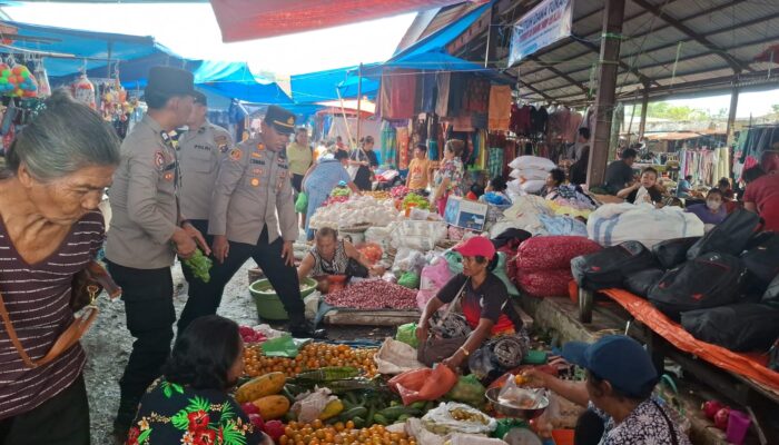 Ciptakan Rasa Aman, Kapolsek Tigabinanga Sambangi Pedagang di Pajak Buah