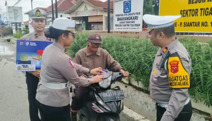 Hari Keempat Operasi Patuh Toba 2026, Satlantas Polres Karo Tak Hanya Edukasi, Jalan Berlubang Ditimbun hingga Ambulans Pasien Dikawal